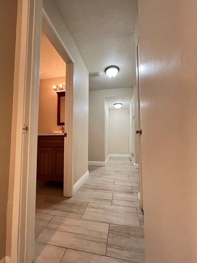 Building Photo - BEAUTIFULLY UPGRADED 1 STORY CONDO