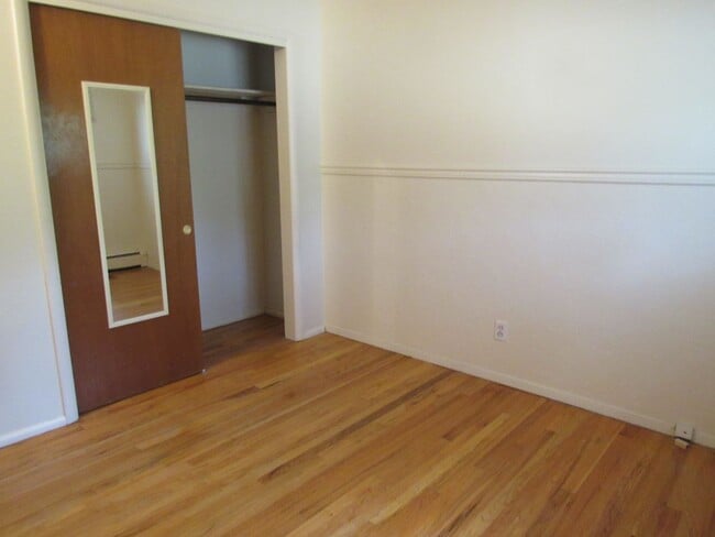 Building Photo - One Level Westside Ranch 4 bd, Single Garage
