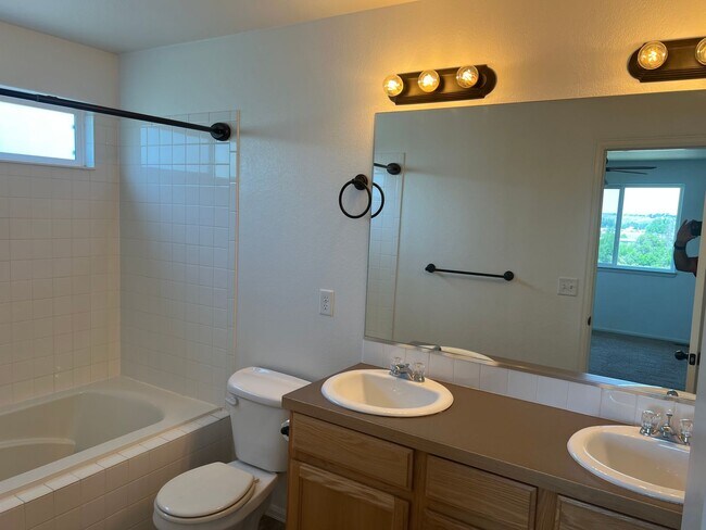 Building Photo - Beautiful 3 Bedroom single family home in Milliken