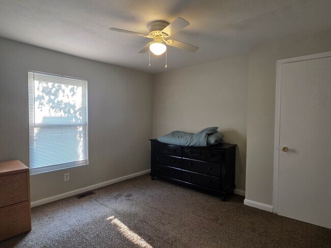 Building Photo - Knoxville 37921 - 3 bedroom 1 bath - call Lisa Vineyard or Shannon Russell 865-216-9334