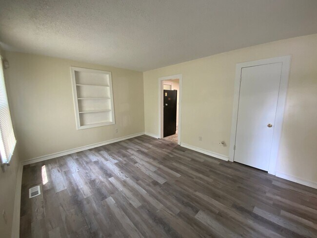 Building Photo - Charming 4 bd, 2 bth with 2 room Master Suite