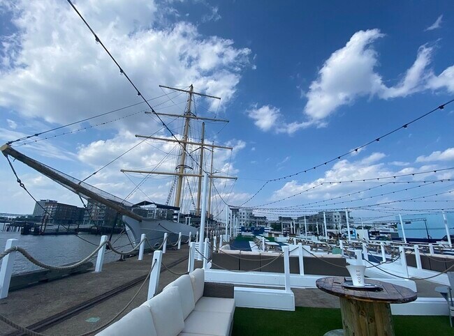 Building Photo - 360 Meridian St