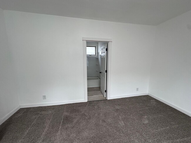 Building Photo - 1016 4th Ave