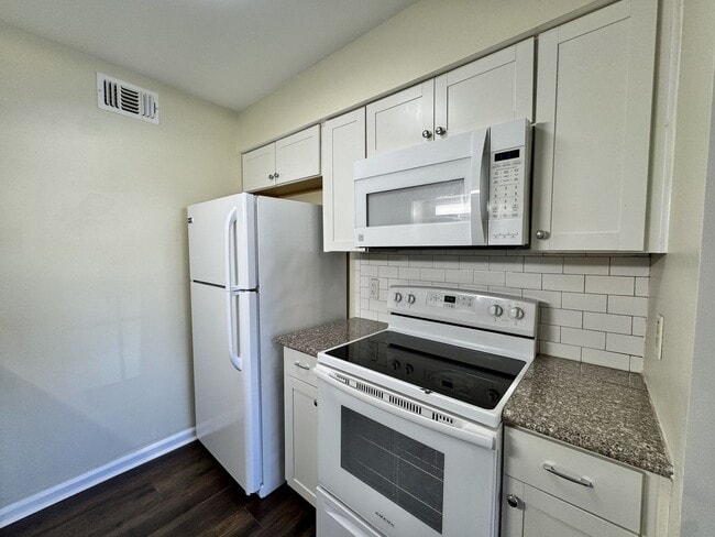 Building Photo - Just Updated & Ready NOW! A Pet Friendly H...