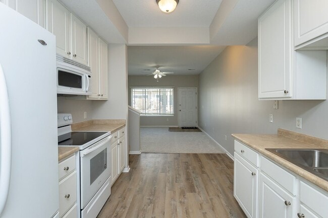 Building Photo - CHARMING TOWNHOME!! 2 Bedroom, 3 Bathroom Townhome in Ankeny!