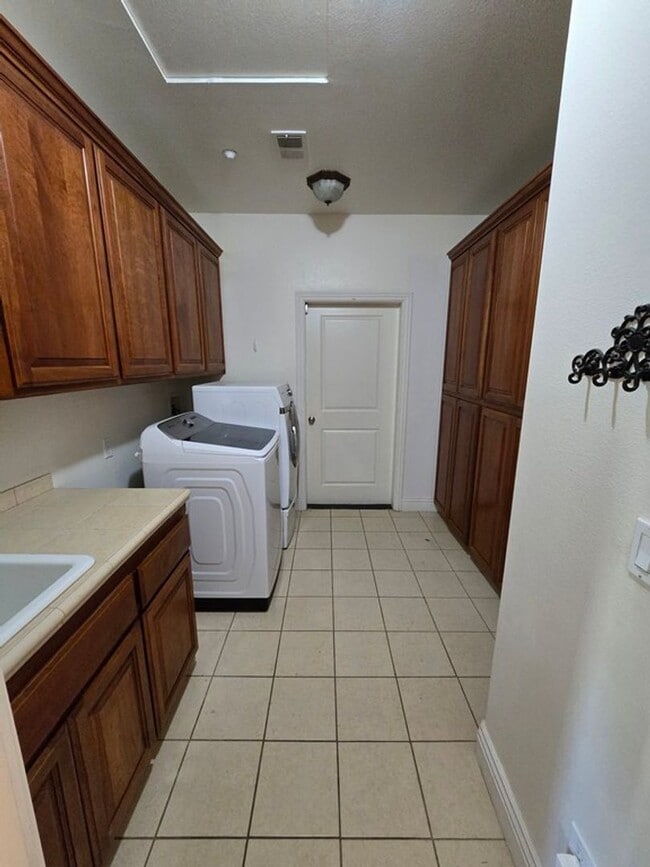 Building Photo - Private Country Living!!!