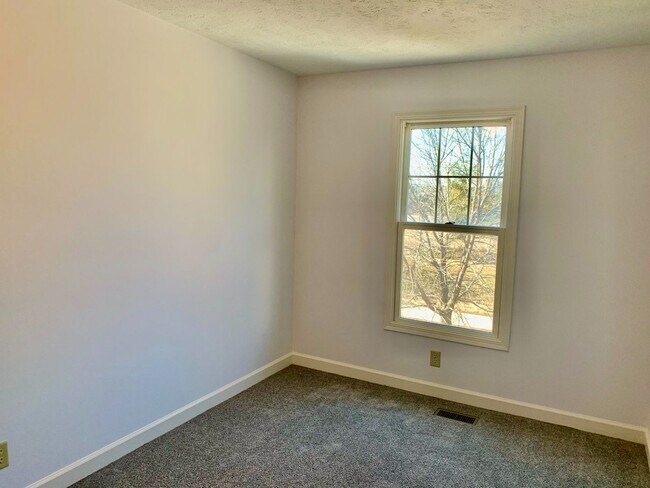 Building Photo - Updated 3 Bedroom Duplex Townhome on Quiet Tree-Lined Street