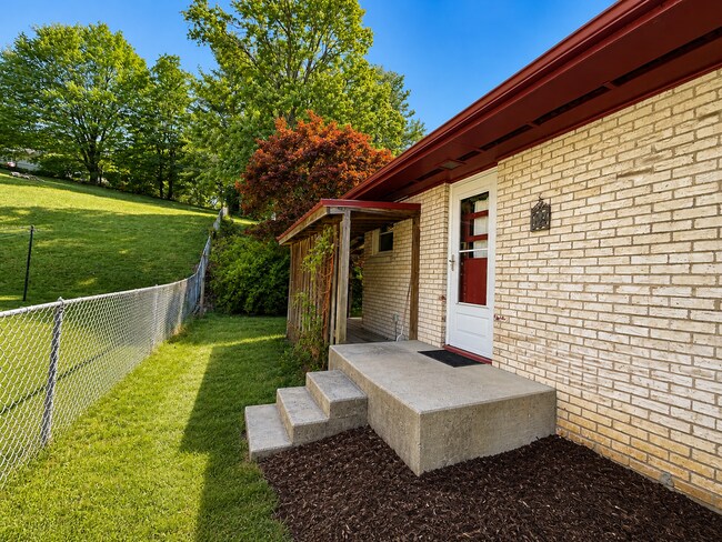 Building Photo - Charming Updated Home Near Christiansburg Shopping and Dining