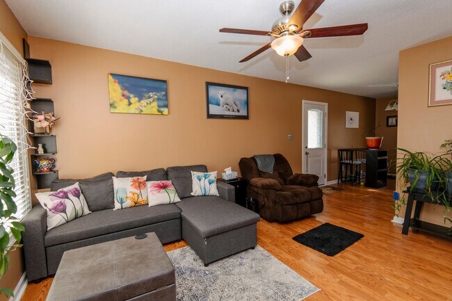 Building Photo - Cozy 3 bedroom home with spacious fenced backyard!