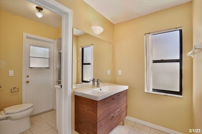 Building Photo - Gorgeous 2/2 Spacious Home with a Large Ba...