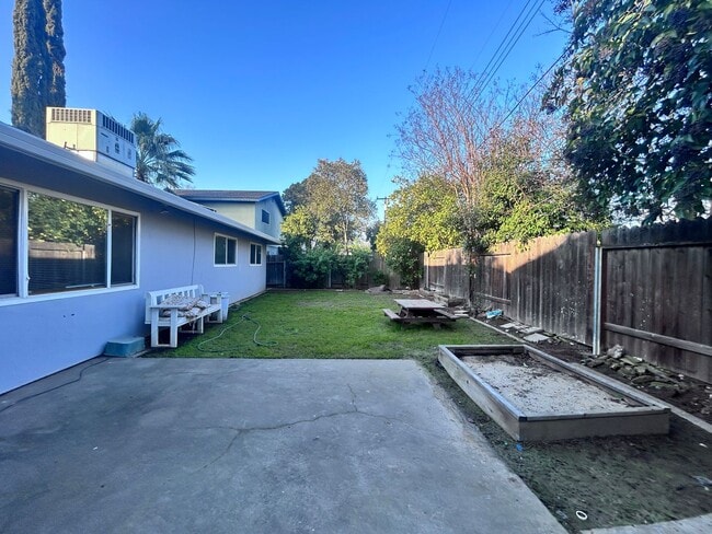 Building Photo - Three Bedroom Two Bathroom Home