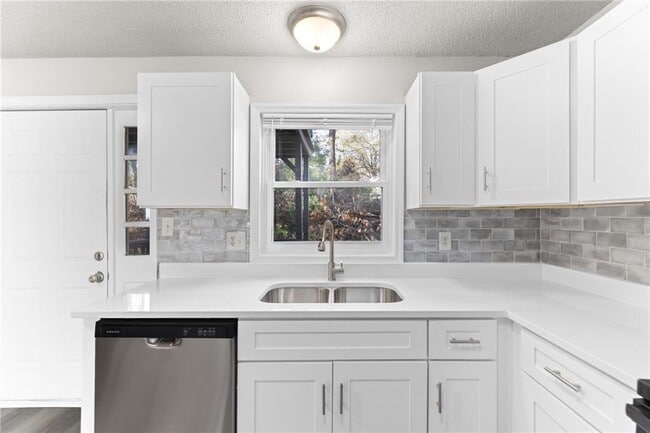 Building Photo - 121 Mark Twain Cir