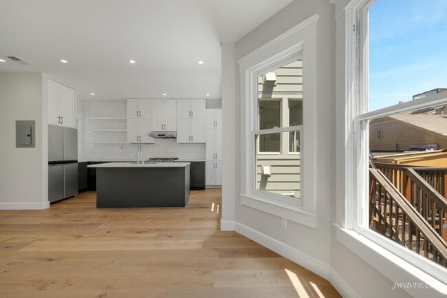 Building Photo - 439 Oak St