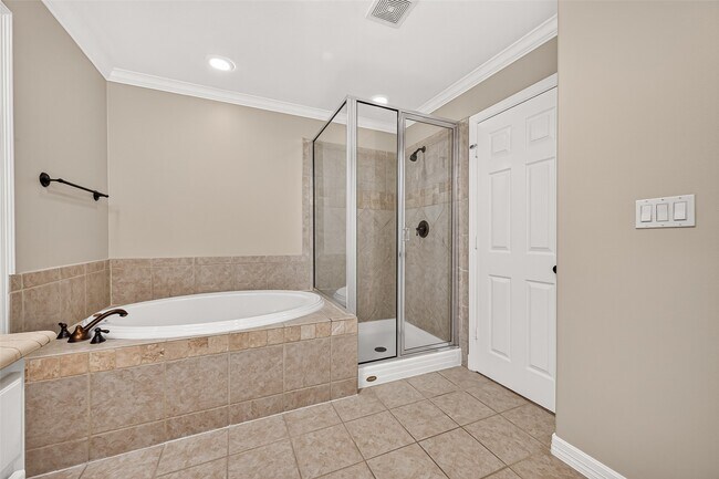 Building Photo - 4307 Lake Walk Ct