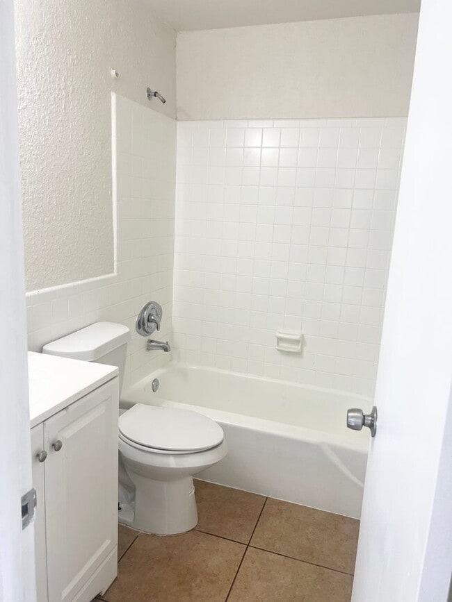 Building Photo - LARGE NEWLY RENOVATED APARTMENTS  Application fee is waived during move in