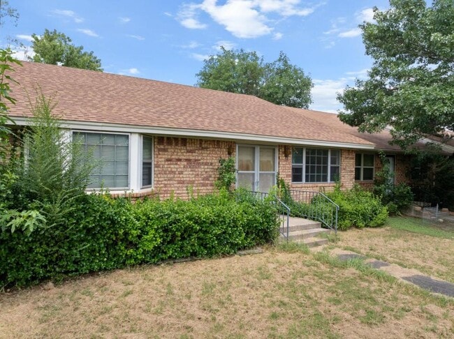 Primary Photo - 1425 N Stoneridge Manor