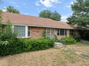 Building Photo - 1425 N Stoneridge Manor