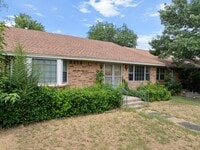Building Photo - 1425 N Stoneridge Manor
