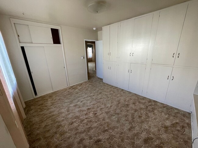 Building Photo - Large and Spacious Home