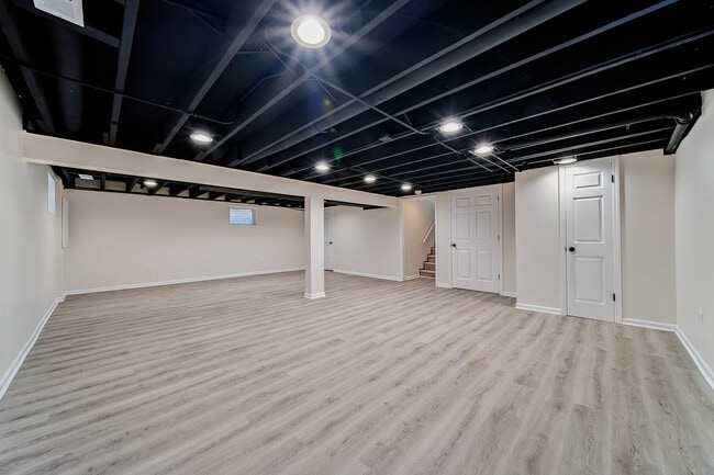 Building Photo - 554 E 168th Pl