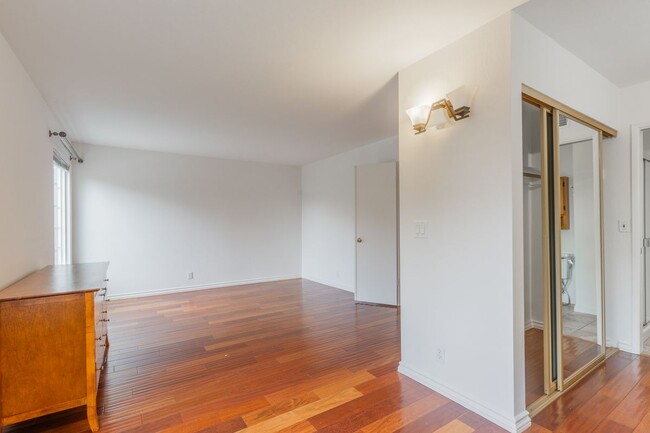 Building Photo - 1057 Iris Ave