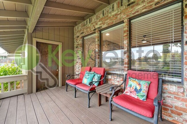 Building Photo - 9635 Oak Leaf Way