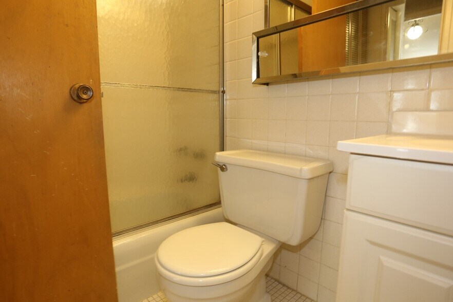 Building Photo - 675 W Wrightwood Ave