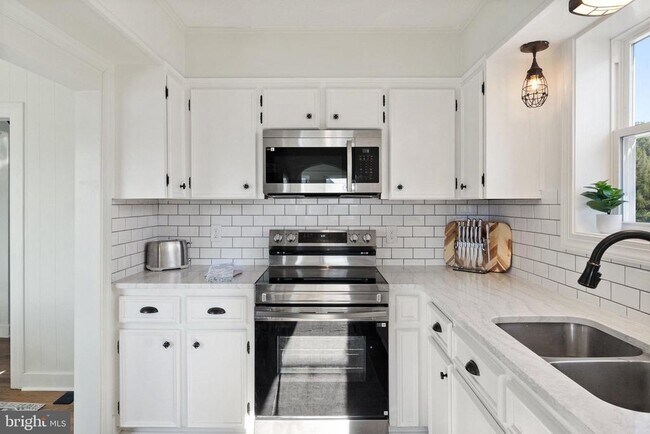 Building Photo - 701 S 2nd St