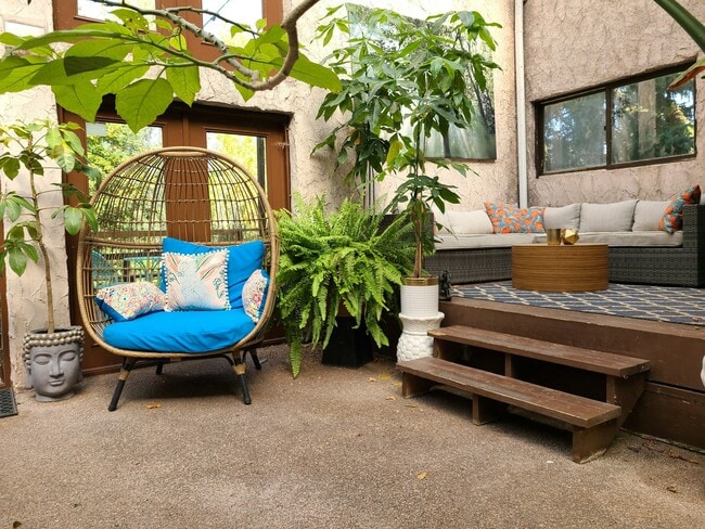 Building Photo - 706 E Stuart St