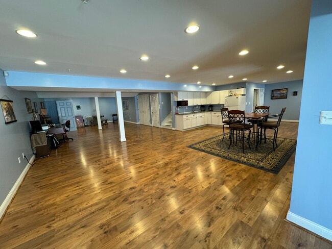 Building Photo - 514 Whinstone Dr