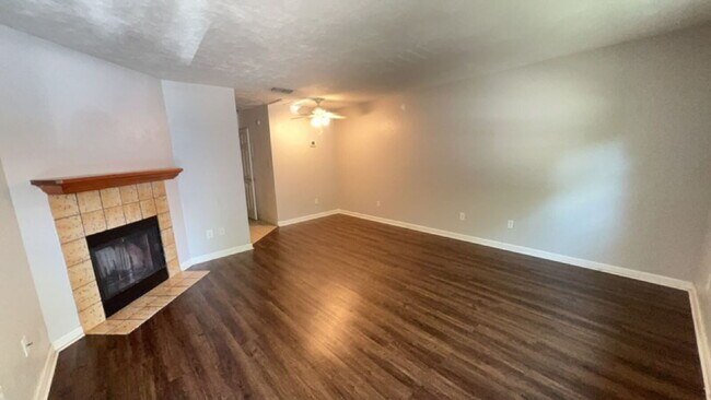 Building Photo - Spacious 1 BR 1 BA Available in July!