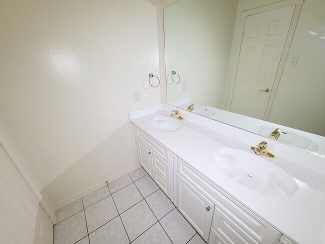 Building Photo - 2118 Creekshire Dr