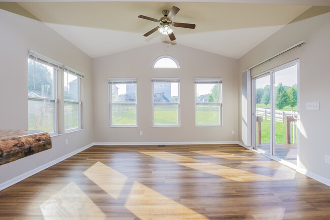 Building Photo - 4933 Jessica Suzanne Dr