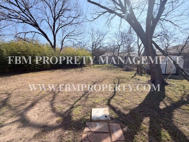 Building Photo - 410 N Flat St