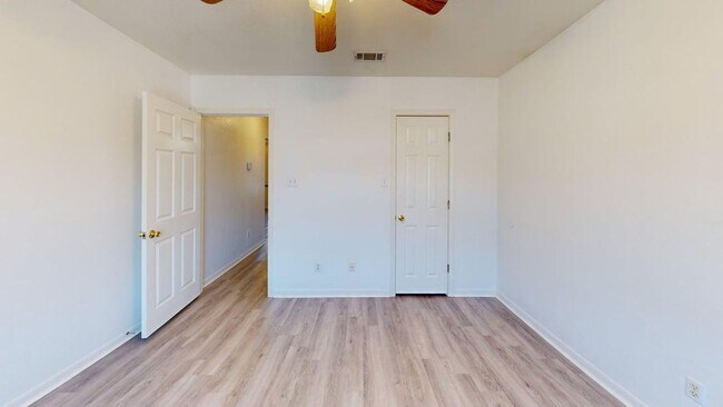 Building Photo - 204 W Truman Ave