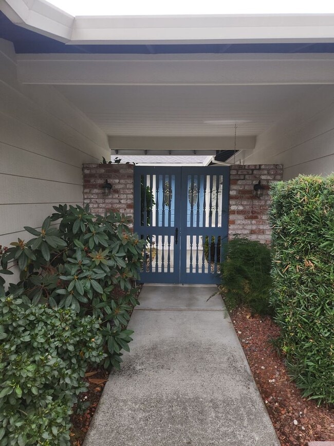 Building Photo - Lovely Home in Oakmont 55+ Senior community