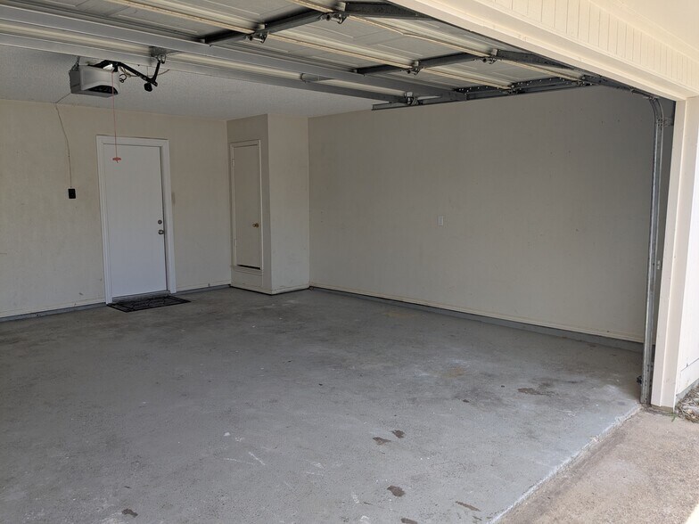 Building Photo - 2410 Cordoba Dr