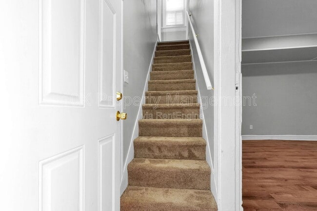 Building Photo - 556 E Whittier St