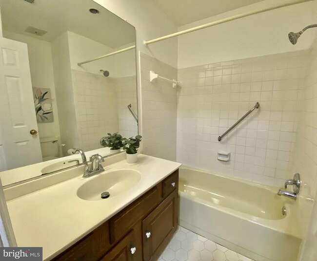 Building Photo - 10323 Hampshire Green Ave