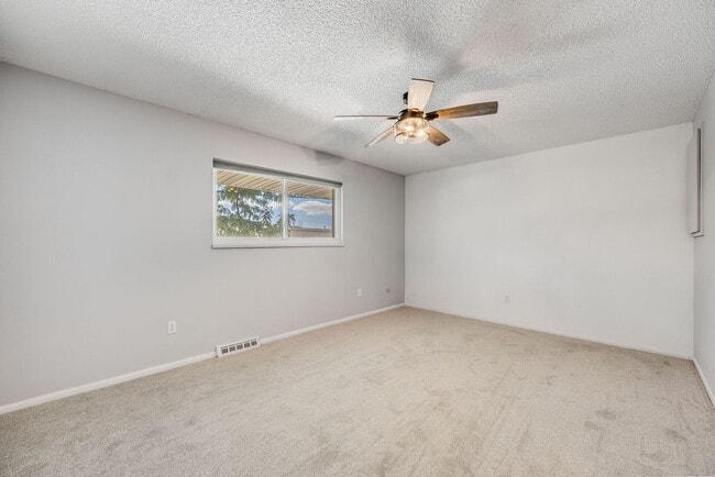 Building Photo - 2 Bedroom 2.5 Bath Townhome in Southeast D...