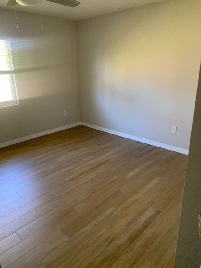 Building Photo - Duplex Unit