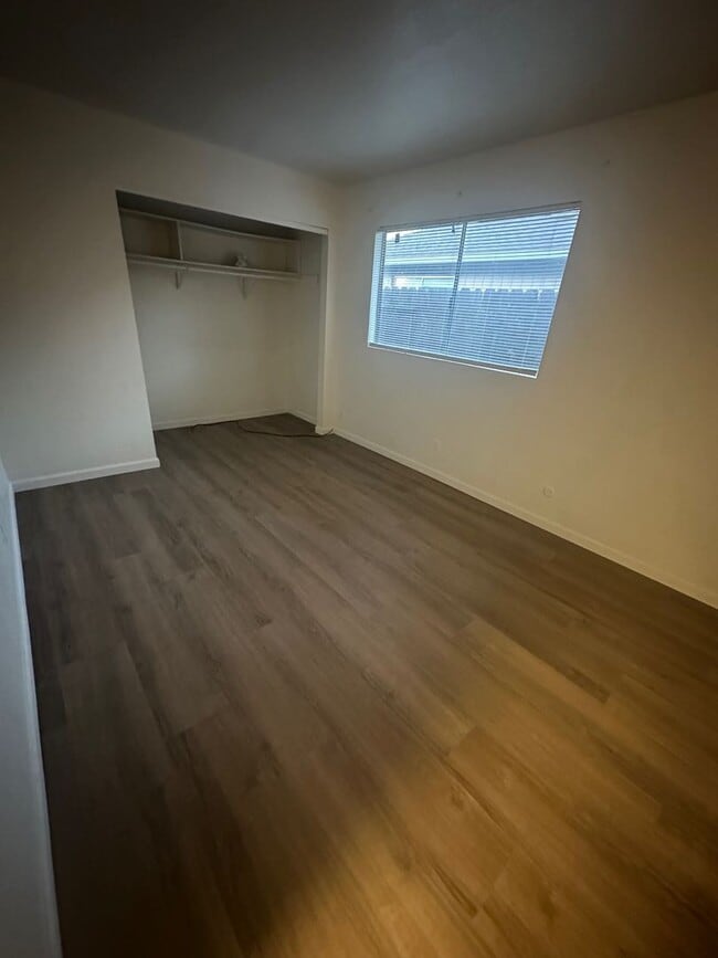 Building Photo - Desirable Duplex Unit with Lincoln Schools