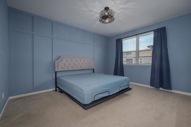 Building Photo - Like New, One-Level Living