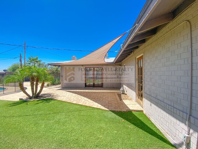 Building Photo - Beautiful 3 Bed, 2 Bath with Pool!! NO HOA!!! (Available on 05/01/26)