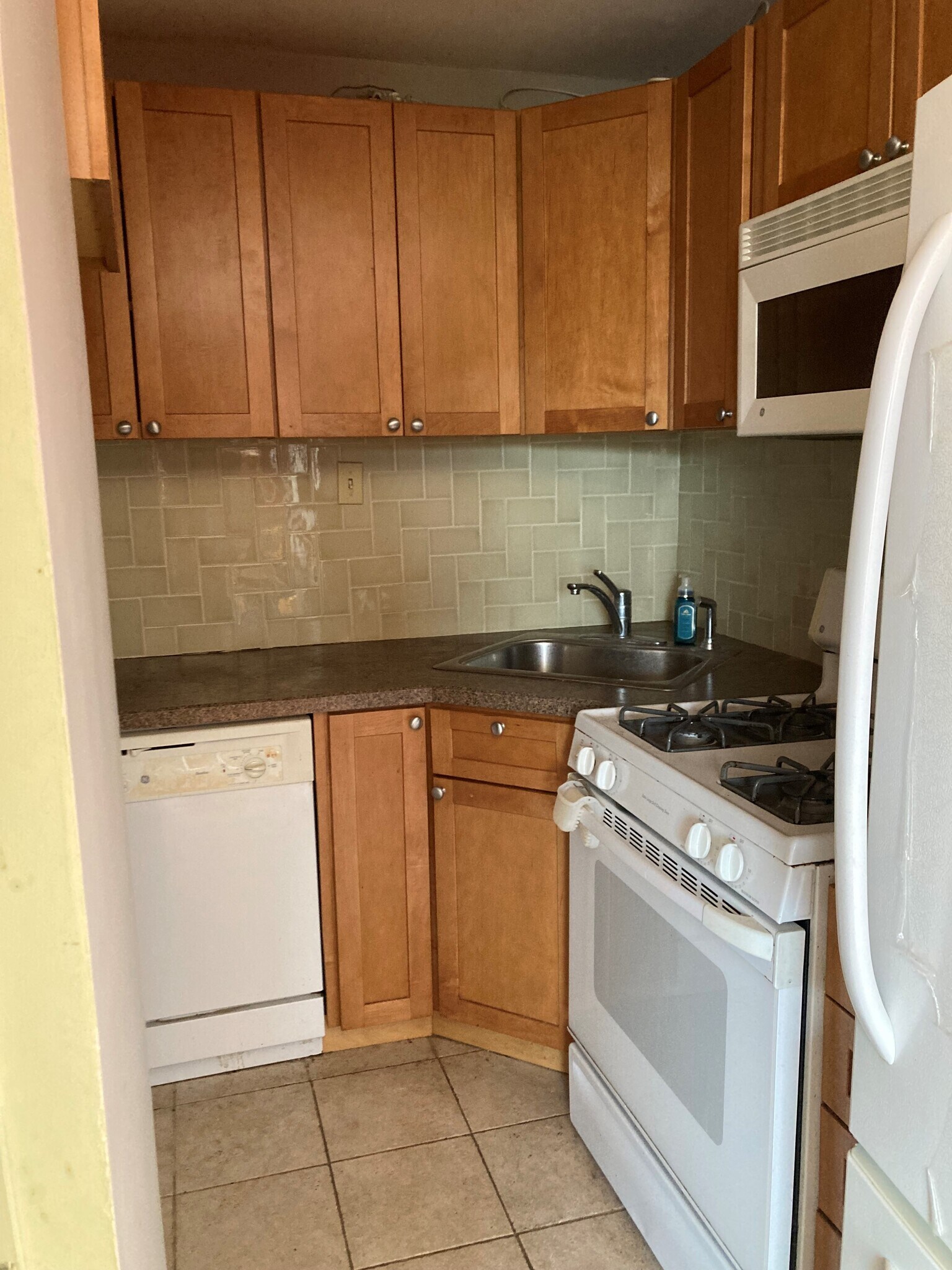 Kitchen with dishwasher - 950 25th St NW