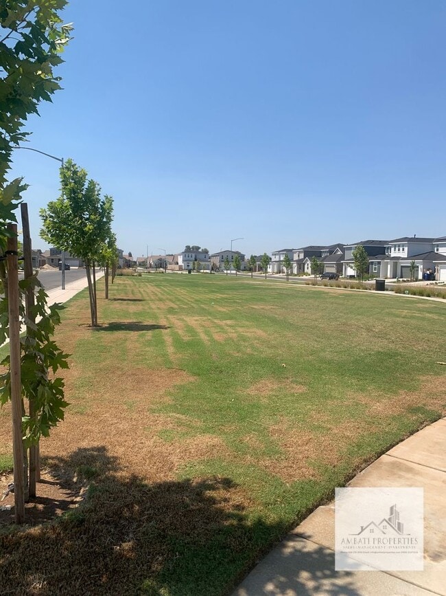 Building Photo - Newer 4 Bedroom 3 Bath Home with SOLAR! Cl...