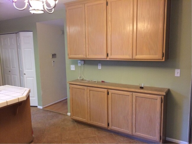 Building Photo - Spacious 3 Bedroom Home available in South...