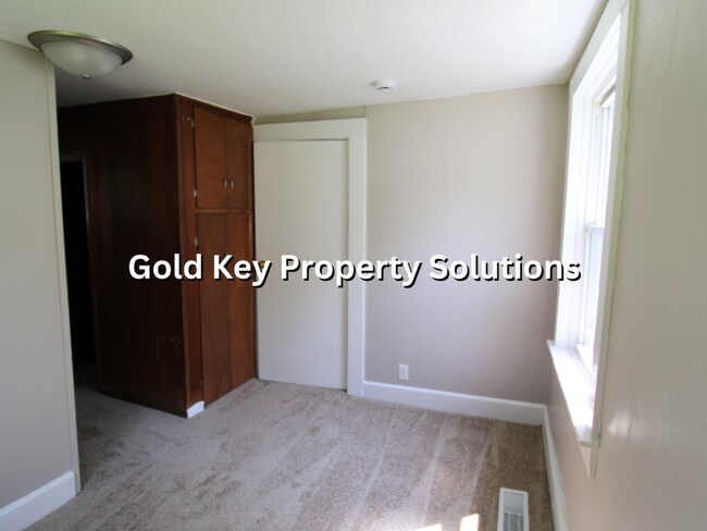 Building Photo - 2 BR 1 BA House with New Carpet and Paint ...