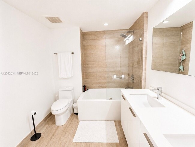 Building Photo - 1300 Brickell Bay Dr