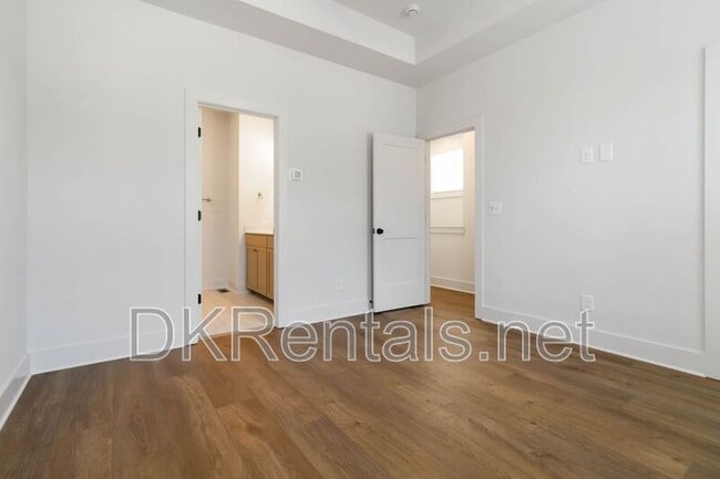 Building Photo - 964 N Circle Dr NW